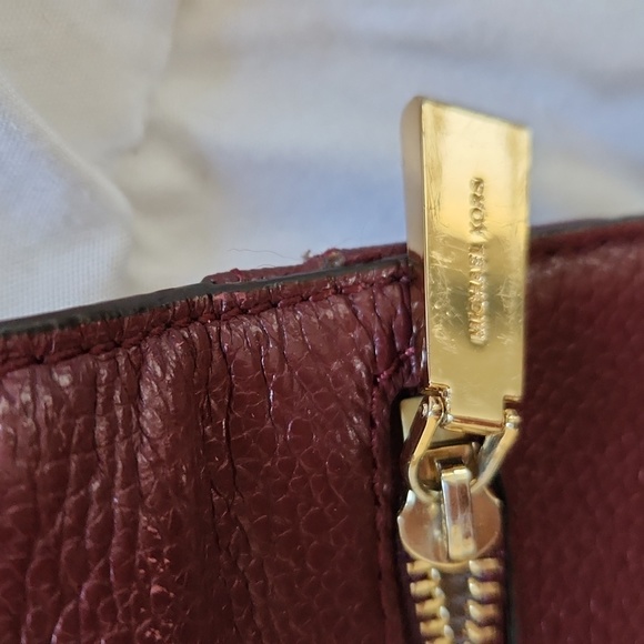 Michael kors burgundy Bi Fold wallet. - Picture 4 of 6